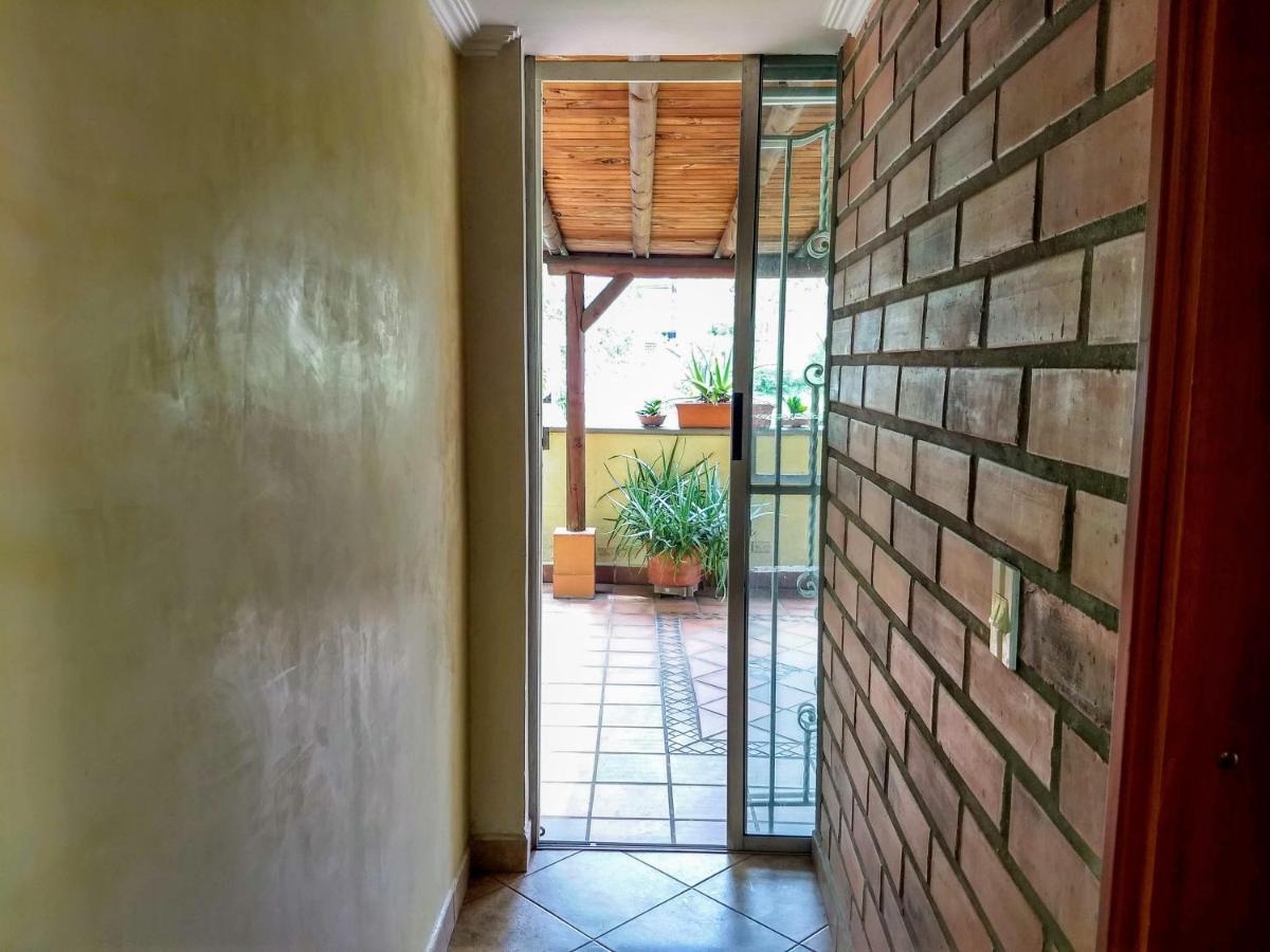 Apartament Bueno, Bonito, Barato Y Cerca A El Poblado Medellín Zewnętrze zdjęcie